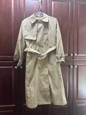 VIntage London Fog Classic Khaki Trench Coat with removal lining. Size 12P
